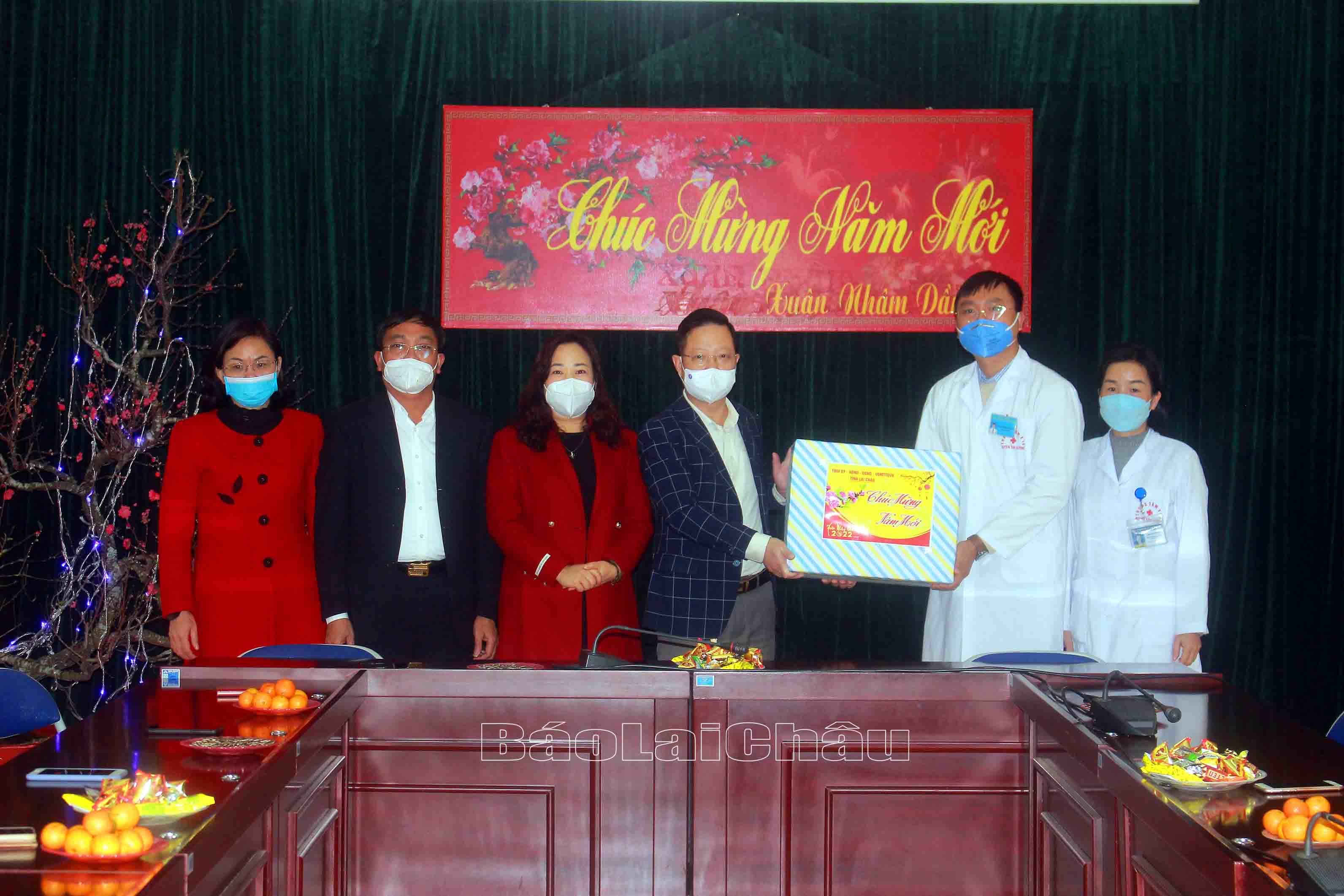 Đồng chí Nguyễn Ngọc Vinh - Ủy viên Ban Thường vụ, Chủ nhiệm Ủy ban kiểm tra Tỉnh ủy cùng đoàn công tác của tỉnh thăm, tặng quà tại Trung tâm Y tế huyện Tam Đường.